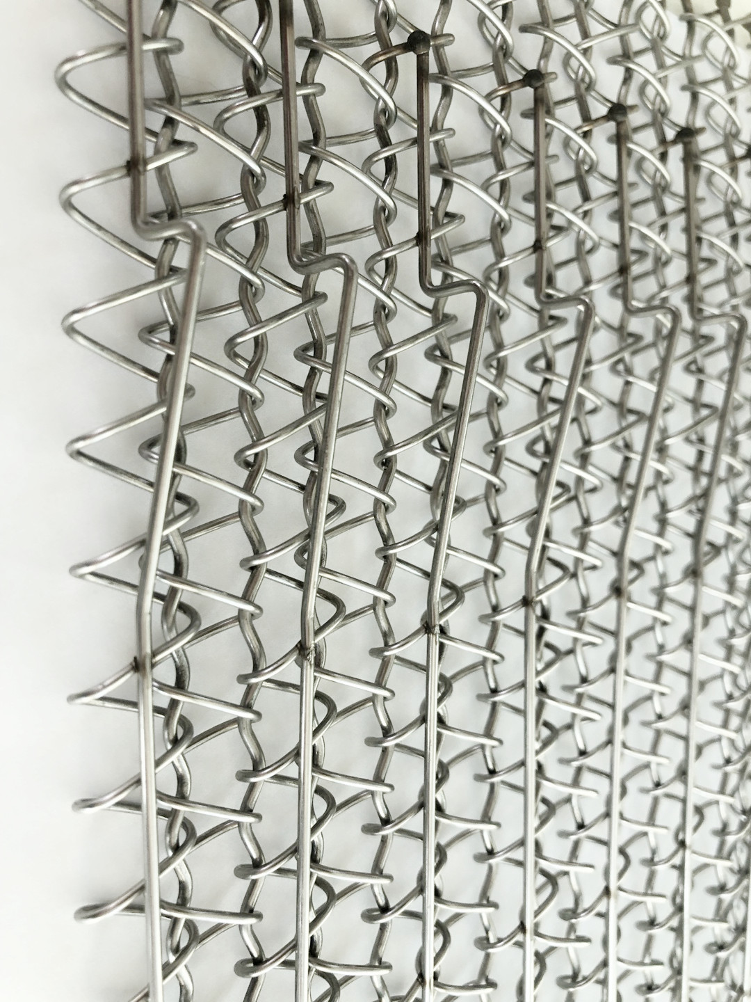 太陽能光伏網(wǎng)帶在會(huì)受到哪些離子因素影響,清潔上注意哪里?