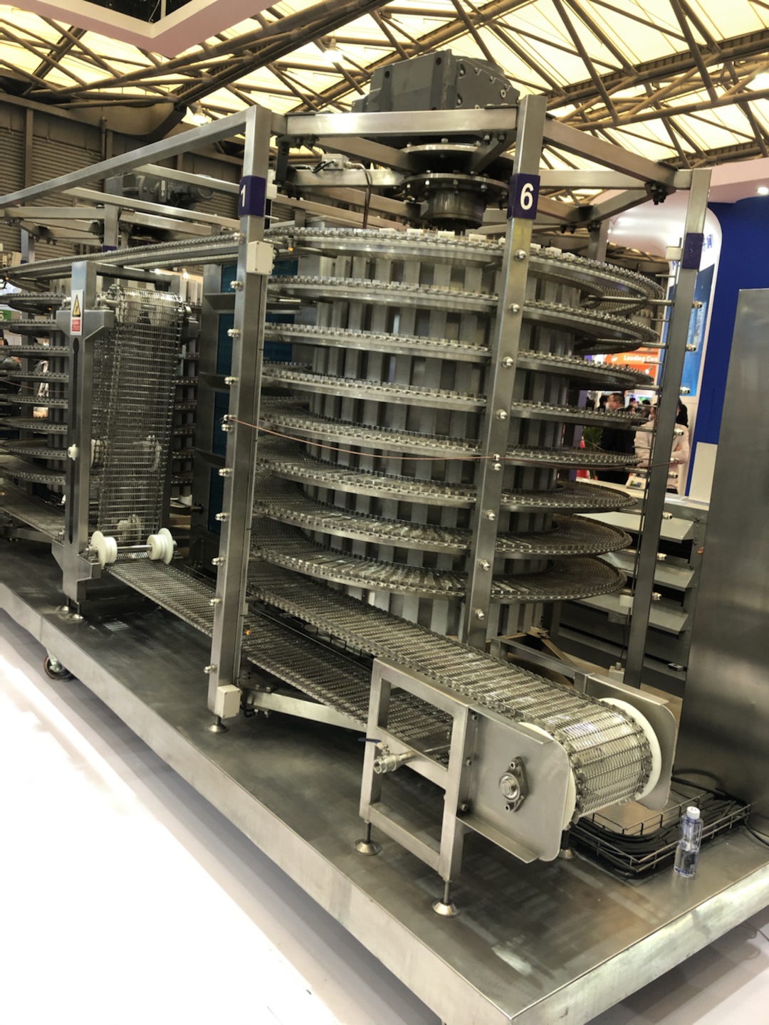 這個(gè)【螺旋塔網(wǎng)帶】,頻頻被設(shè)備商在展會上使用