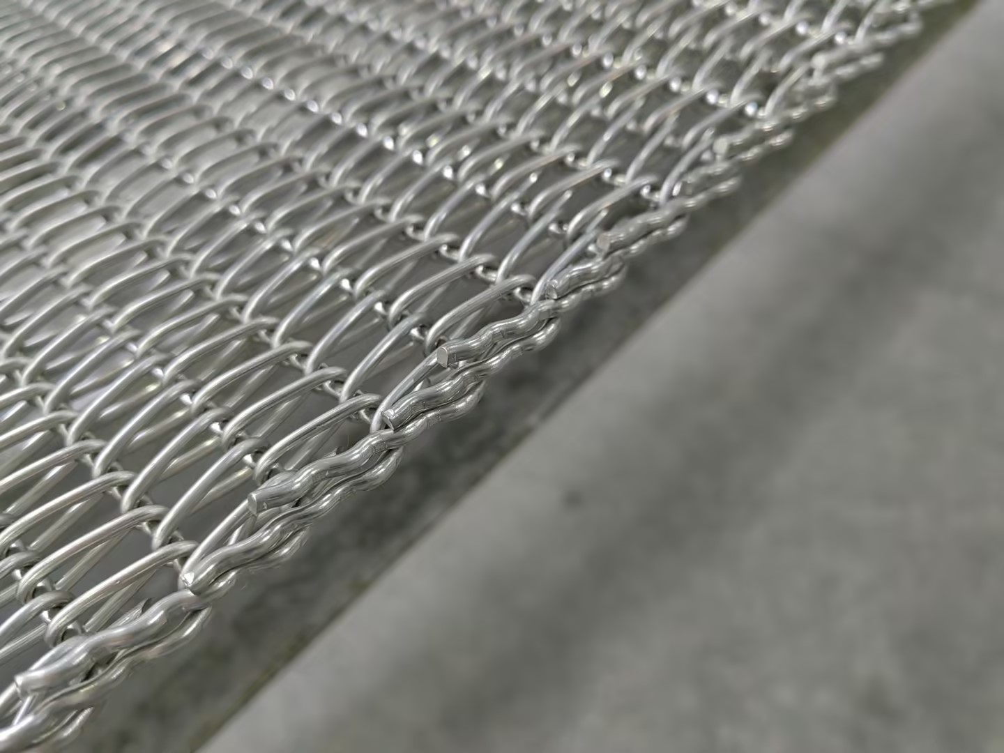 高品質(zhì)金屬網(wǎng)帶:厚膜加熱燒結(jié)爐中的關(guān)鍵角色