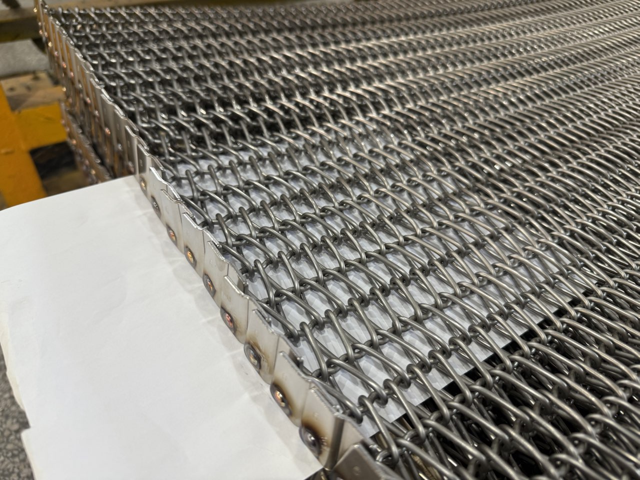 破解燒結(jié)爐網(wǎng)帶損耗難題：關(guān)西金屬網(wǎng)邊緣工藝，讓壽命倍增的核心密碼